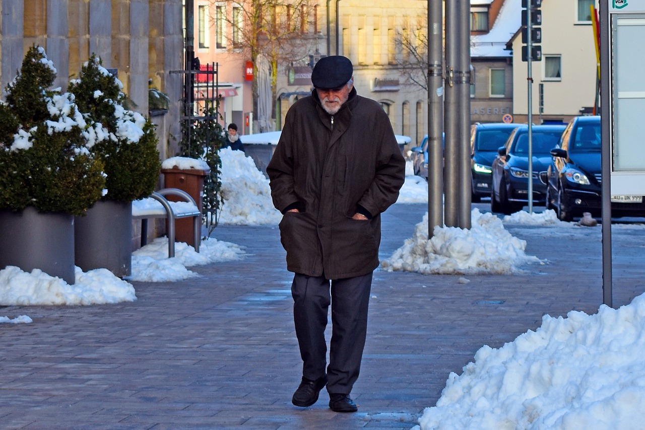 Älterer Mann Spaziergang Winter